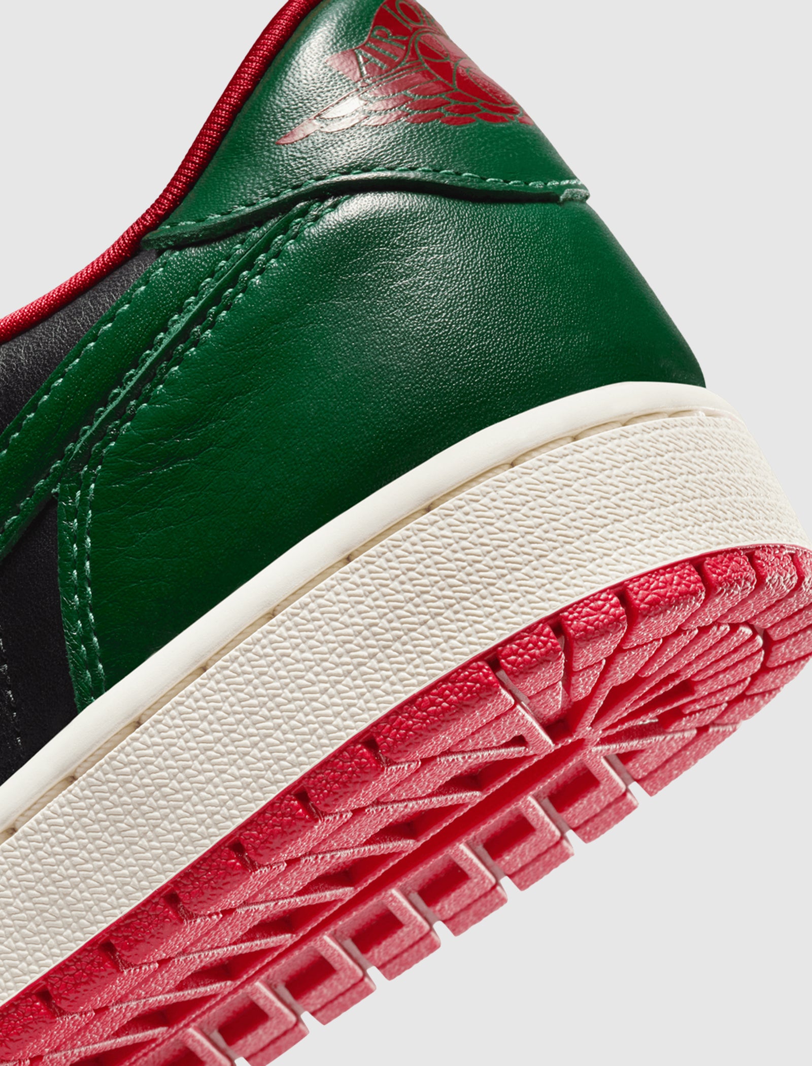 AIR JORDAN 1 LOW OG FÜR DAMEN „SCHWARZ/GORGE GRÜN/VARSITY ROT“