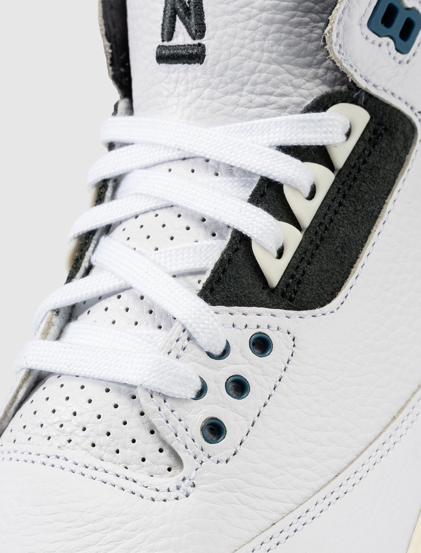 A MA MANIÉRE X AIR JORDAN 3 RETRO "FOR THE LOVE"
